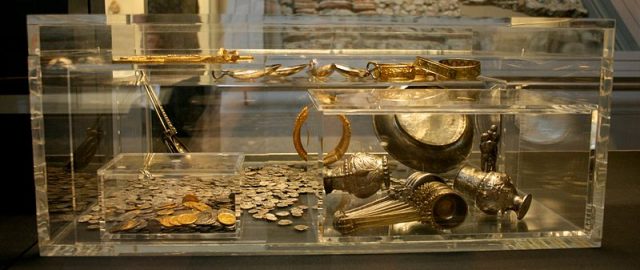 A Farmer’s Misplaced Hammer Led to the Largest Roman Treasure in Britain