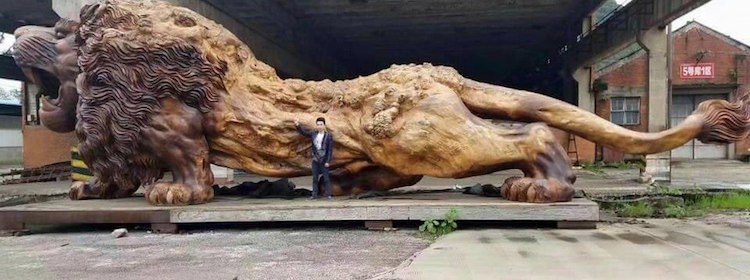 A single tree trunk has been transformed into a giant lion called the Oriental Lion, which carries 20 people for over three years.