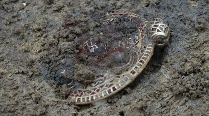 ANGLO SAXON GOLD PENDANT FOUND IN NORFOLK DECLARED TREASURE Most 